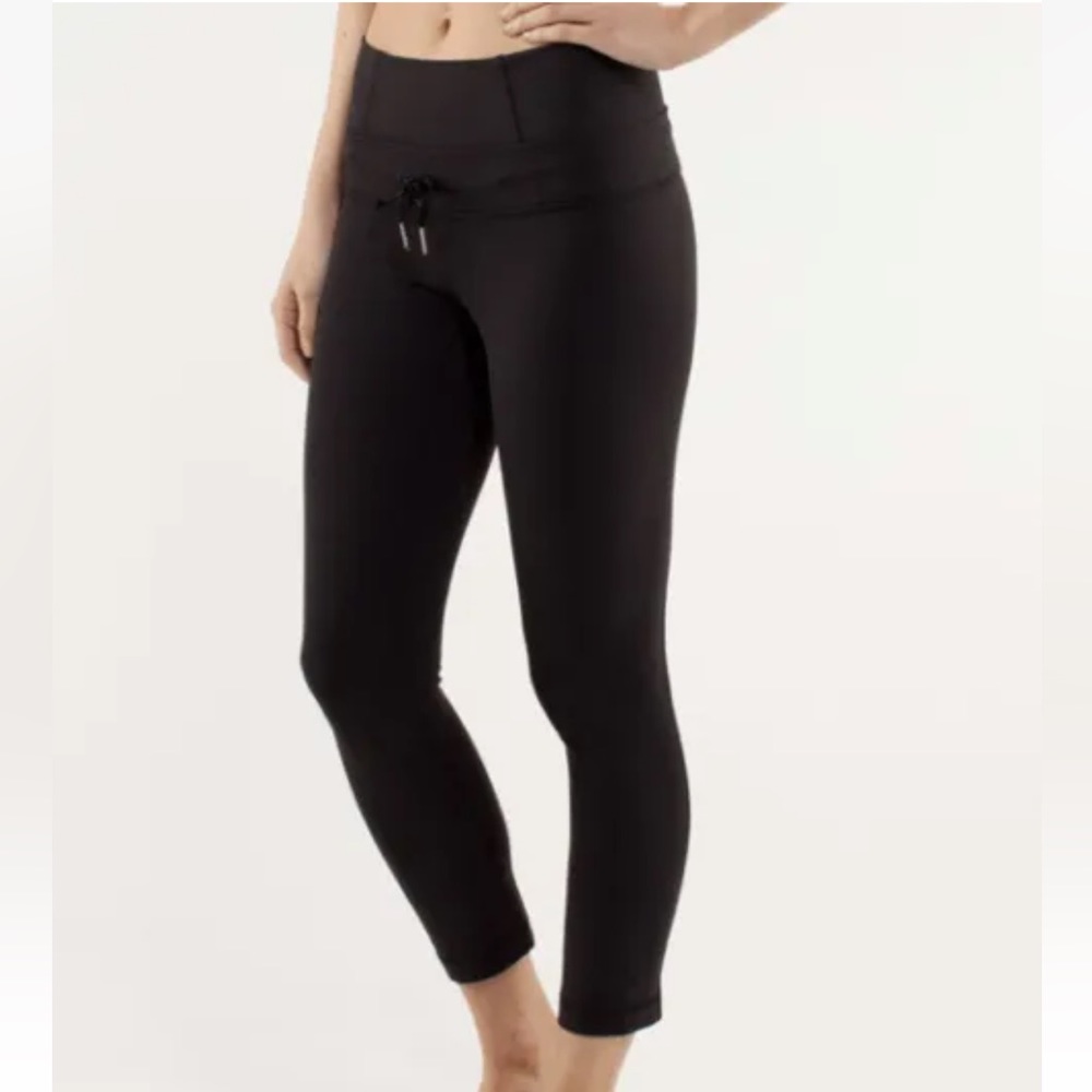 LULULEMON ATHLETICA Black INVERT CROP Pants/ Tights size 6-8 MEDIUM